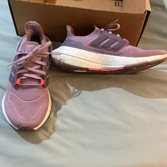 Adidas Ultraboost 22 W, Size 7.5 - Picture 4 of 11